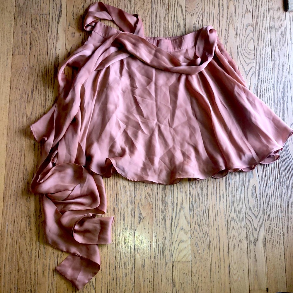 Free People silk mini skirt. Side zip. Long wrap tie around waist Lrg
